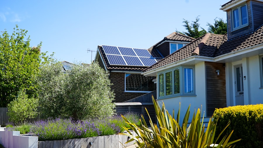 Casa unifamiliar con placas solares en el tejado