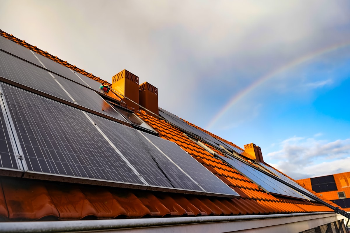 Placas solares instaladas sobre un tejado de teja árabe bajo un cielo azul