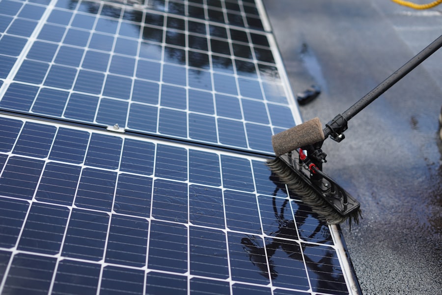 Limpieza de un panel solar con un cepillo de mango largo